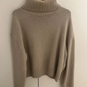 Stickad polotröja - Stickad polotröja från H&M. Väldigt skön och mysig nu till vintern/hösten. Den är lite nopprig men inget som man tänker på och det går att få bort.