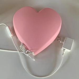 Ljusande hjärt Lampa 🩷80kr + frakt  - En rosa fin ljusande lampa! Perfekt som natt-lampa!  Andvänt typ 2 gånger. 💕💡✨