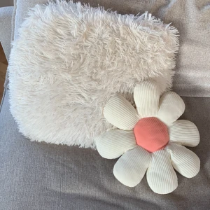 🌸Blom kudde 🌸20kr + frakt  - Fin blom kudde är jättebra till säng dekoration 🌸🌸passar super bra om du gillar blommor 🌸 🌸🌸❤️