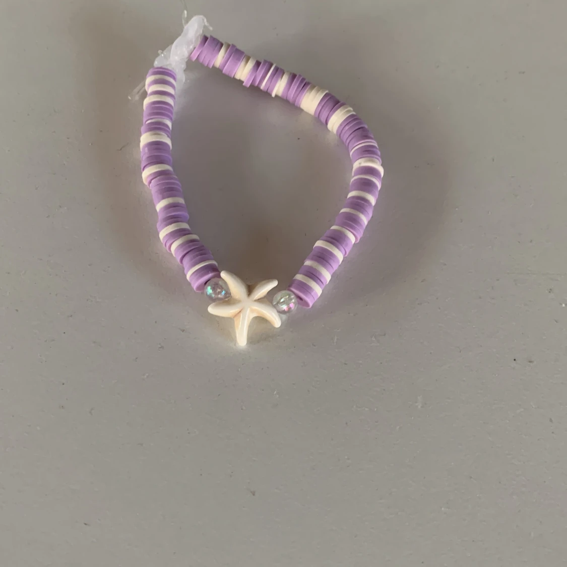 Fina armband en lila 💜 och en rosa 🩷med en snäcka 🐚10kr +frakt - 93