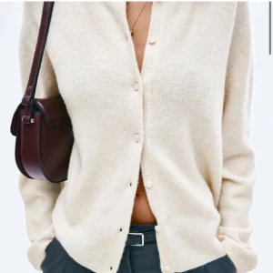 Kofta - Säljer denna super gulliga koftan från hm. Den är i storlek L men passar mer som S-M