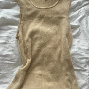 Kashmir linne - Säljer denna som inte används. Är sydd på ett litet ställe på framsidan som är nästintill osynligt men därav priset. 100% Kashmir. Har storlek L men passar mig som bär S