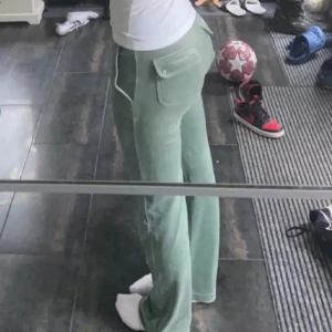 juicy couture - Säljer helt ny juicy byxor,köpte fel storlek och kunde inte returnera. Helt nya oanvända. Storlek S köpte för 1200kr säljer för 500kr
