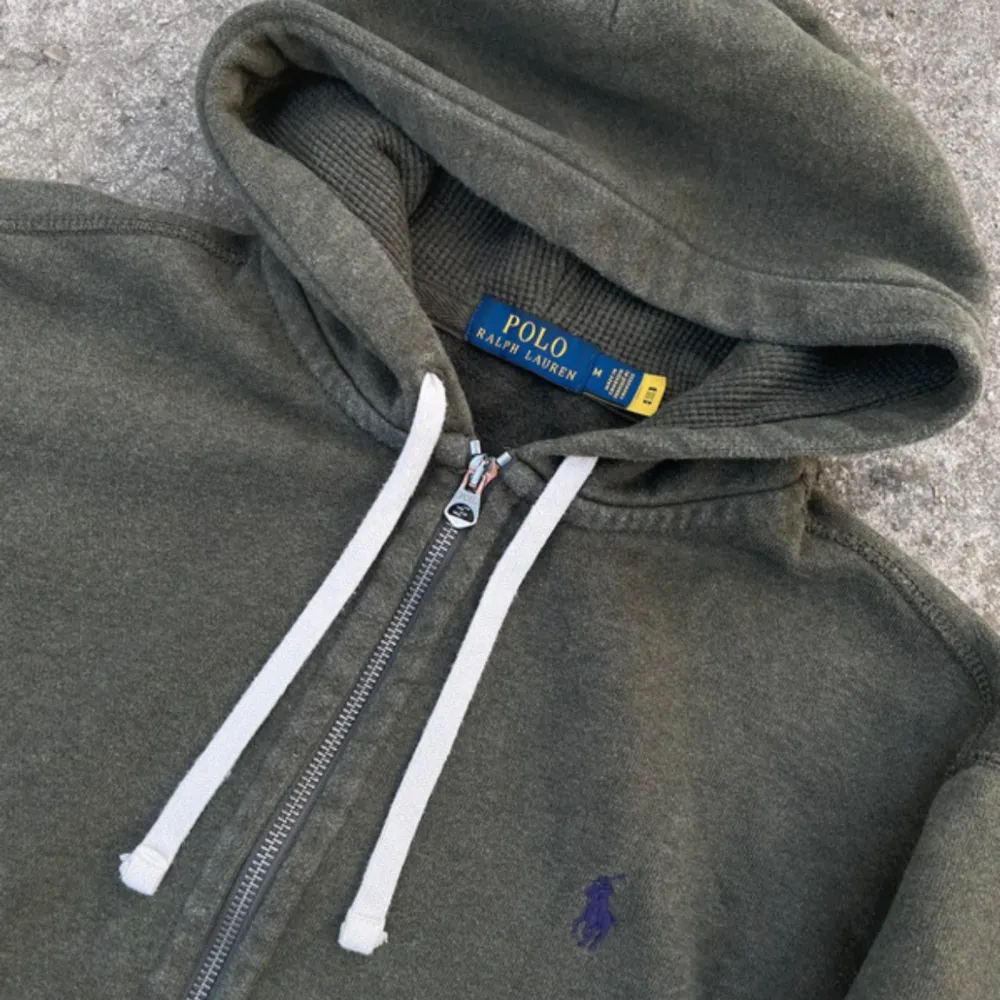 Riktigt snygg Ralph lauren zip i en olivgrön färg! Den i mycket bra skick👌lite liten i storleken så passar nog bättre som small. Äkta!!. Hoodies.