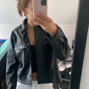 Skinnjacka - Snygg skinnjacka, perfekt nu till hösten, som ny!