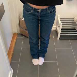 Jeans straight lowwaist  - Så gott som nya och jättesköna. Jag är 163cm