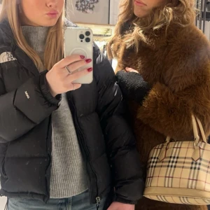 North face jacka - Sååå mysig jacka som är perfekt för kalla snöiga vinterdagar💞💞 Rätt så använd men ändå fint skick💋💋