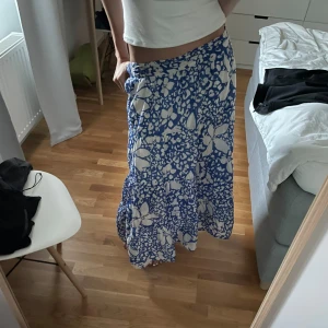 Långkjol  - Säljer min jättefina Långkjol från Lindex som tyvärr har blivit för kort på mig som är 182. 