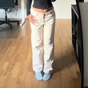 Supersnygga lågmidjade vita jeans - Superfina vita jeans med brun stitching. Dom är super bekväma och i storlek S. Säjer på grund av att dom är för stora. Har använts ett fler tal gånger men är i bra skick. Måtten är: Längd: 92,5 cm Medjemått: 36cm. Hör gärna av er vid eventuella frågo