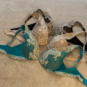 Intimissmi bh - Säljer mina tre intimissmi bh:ar då de inte kommer till någon användning, säljs bara tillsammans! Storleken står inte men de passar mig som har 75c!! Den blåa har en liten defekt(se bild). Ord. Pris 1500kr (alla tre) mitt pris 750kr❣️