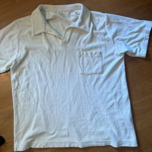 Kortärmad skjorta - Kortärmad skjorta i frotè från arket. Nyskick. Skriv vid fler bilder eller intresse 🤍