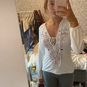 Cool tröja - Jättecool tröja med fina mönster och detaljer! Skulle säga storlek M/S