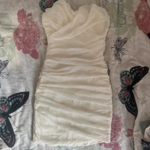 Vit klänning från Rare - Krämfärgad/ beige axelbandslös mesh klänning. vintage från märket rare! jättefint skick!