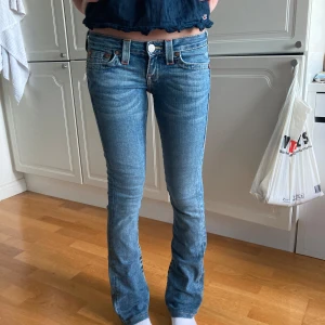 True religion low waist bootcut  - Skitsnygga low waist bootcut jeans från true religion i storlek 25.