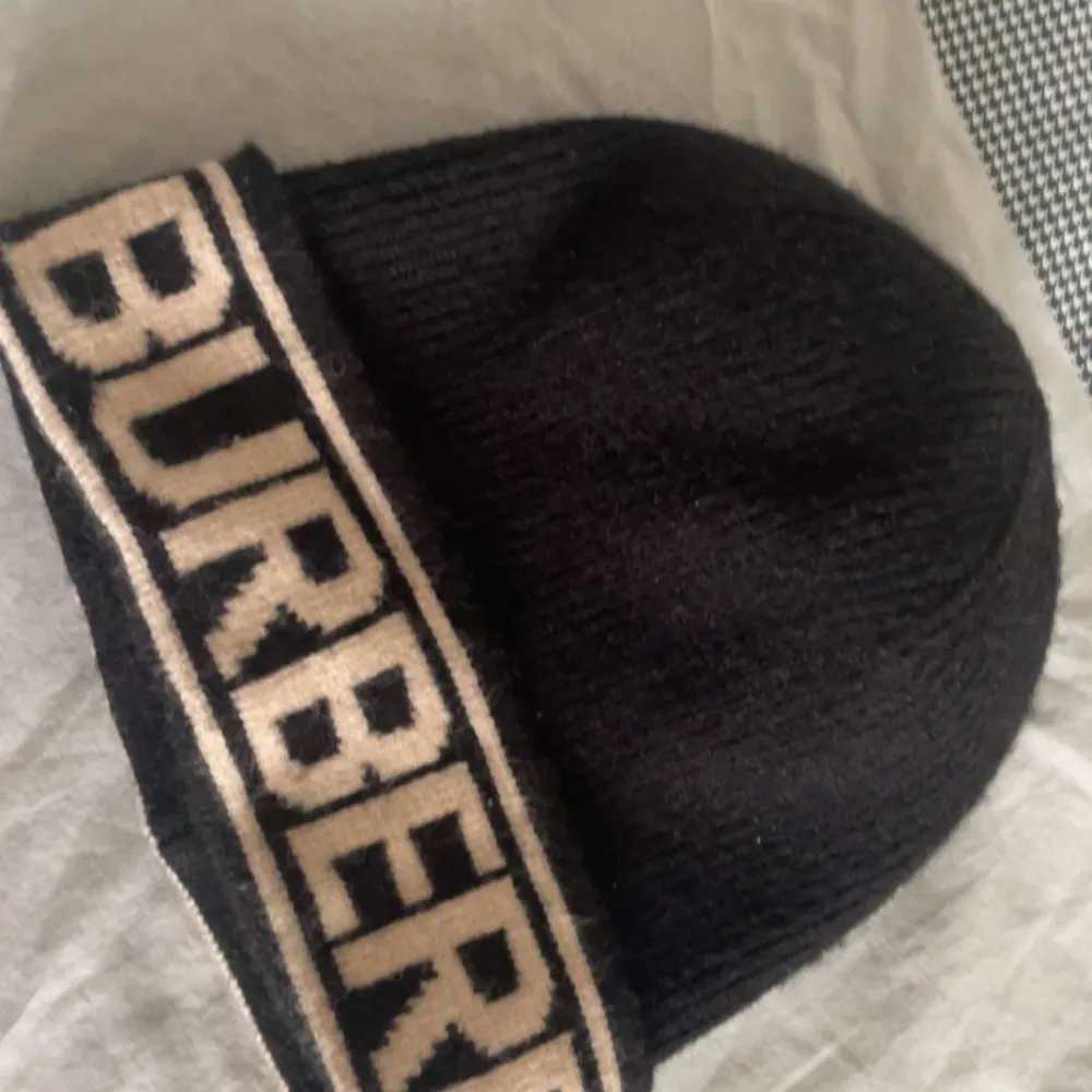 Burberry mössa Inte använt mycket så den är ny . Accessoarer.