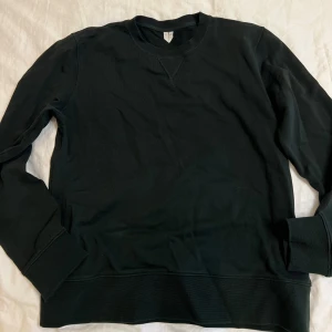 Arket sweatshirt - Sweatshirt från Arket i en lite mörkare grön färg, storlek M!