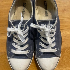 Converse mörkblåa #converse #stockholmstil #trendigt #populärt #billigt - Normal i storlek