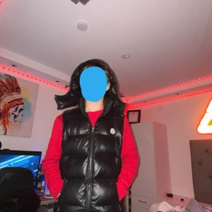 moncler väst  - säljer en unik efter traktad moncler väst med luva som man kan ta bort. skicket på den är 8/10 kan sänka priset vid snabb affär