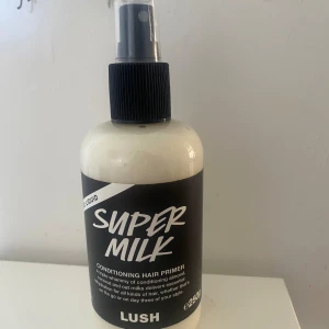 Super Milk Conditioning Hair Primer från Lush - Säljer en flaska Super Milk Conditioning Hair Primer från Lush. Denna primer är perfekt för att skydda och vårda ditt hår. Den innehåller mandel, kokosnöt och havremjölk som ger lätt konditionering utan att tynga ner håret. Flaskan är på 250g och är idealisk för användning på både vått och torrt hår.