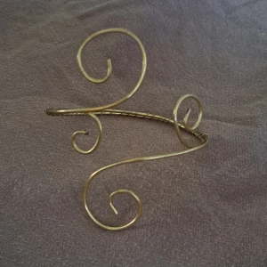 Armcuff - Handgjord armcuff i mässing. Görs efter dina mått, den är böjbar så det är enkelt att justera så att den sitter som man vill💫
