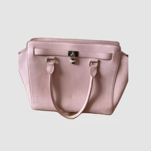 Väska från Don Donna - Fint skick, stor och får plats med en laptop och mycket mer. Extra axelband ingår liten fläck på insidan💕