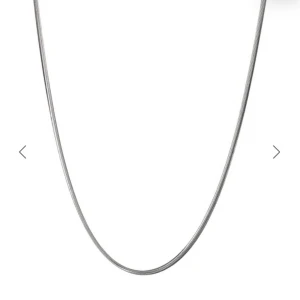Silverhalsband - Säljer detta halsband från Astrid och Agnes i stål! Använt vid ett tillfälle, nypris är 499🔥