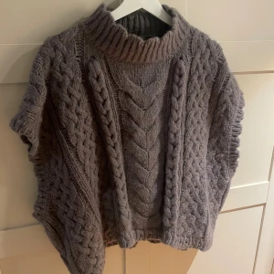 Zara tröja - Jättesnygg, skön och oanvänd tröja ifrån zara i mycket bra skick!