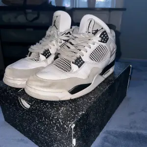 Jordan 4 military black i storlek 46. Väldigt använda men fortfarande väldigt snygga! Skick 4/10. På vänstern är den lite sönder längst fram. Kvitto finns!Hör av er för fler bilder. Pris kan diskuteras!