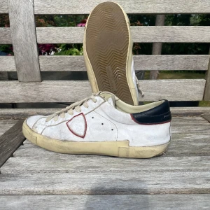 Philippe models - Hej! säljer nu ett par Philippe models i storlek 43, Skicket är inte det bästa där av priset, fortfarande ett par snygga pjucks som går att ha ett tag till!