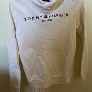 Hoodie - Hoodien är jättebra skick och inte så använd, har använt fåtal gånger då den legat längst bak i garderoben❤️Ny pris 1100kr