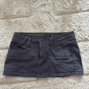 Jeanskjol kort grå snygg sommar - Kjolen passar xs-s