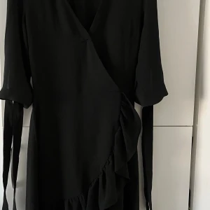 Omlottklänning från hm - Svart Omlottklänning från hm i storlek 34