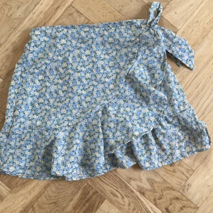 Blommig kjol - Säljer en fin blommig kjol som knappt är använd. I storlek xs 