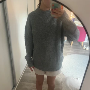 Grå stickad tröja  - Säljer en stickad lite lite längre tröja från lager 157. Den är helt ny med prislappar på och endast testad så den är i mycket gott skick. Skriv för fler bilder. 