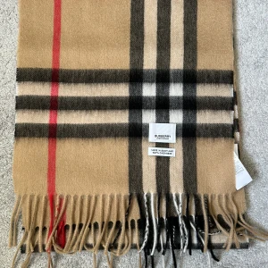 Burberry halsduk  - Säljer denna snygga halsduken som är helt perfekt nu inför vintern. Den är i 10/10 skick! Priset går att diskutera. Tveka inte på att höra av dig 🙌🏼