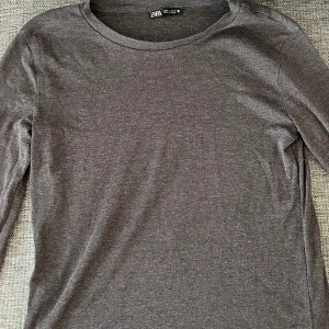 Långärmad tröja  - En långärmad basic tröja från zara som är jätte snygg att kombinera med ett par coola jeans 💗