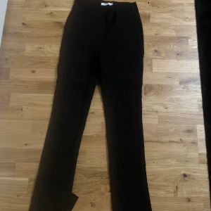 Kostymbyxor m slits  - Från NAKD strl M-L stretchiga sitter väldigt bra 