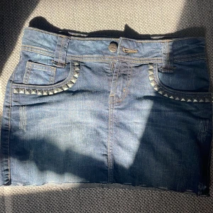 Jeanskjol - Säljer denna jättefina jeanskjol för att den inte kommer till användning❤️ den är i fint skick och i strl 34. Går att styla jättefint❤️ Skriv vid mått eller funderingar❤️ pris kan diskuteras