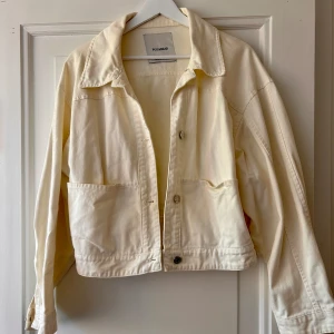 Jeansjacka  - Ljusgul & beige jeansjacka i oversized modell från Pull&Bear. Mycket gott skick. 