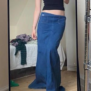 Maxikjol i denim - En jeanskjol i maxilängd köpt på Humana. Stretchiga jeanstyg så passar flera storlekar! Fungerar på mig som är storlek s men kan även passa mindre och större storlekar. Skitsnygg året om! 
