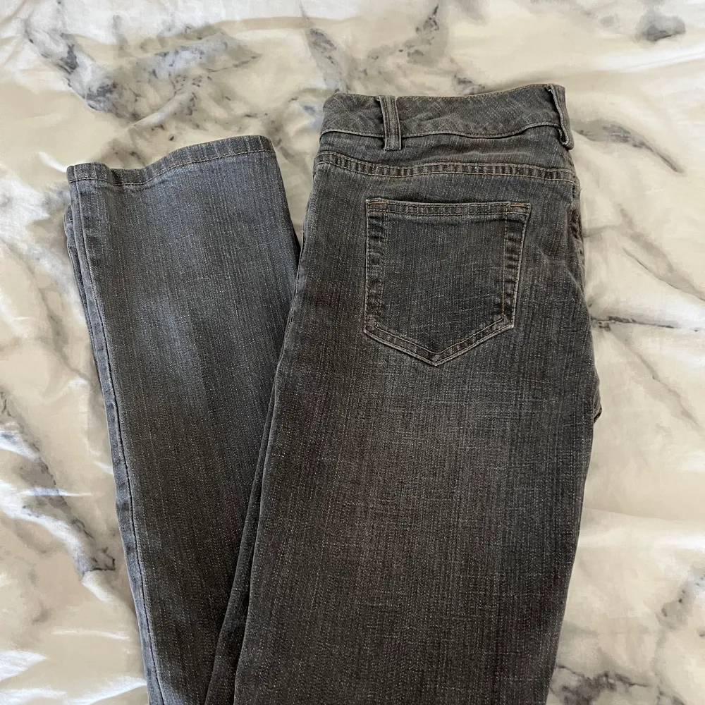 Ett par gråa jeans som är ganska lågmidjad med små fickor🫶🏼 ge gärna prisförslag 🥰. Jeans & Byxor.