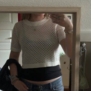 stickad tshirt hm - superfin hål-stickad tshirt från h&m. jättesnygg med ett linne under!!🙌🙌knappt använd 
