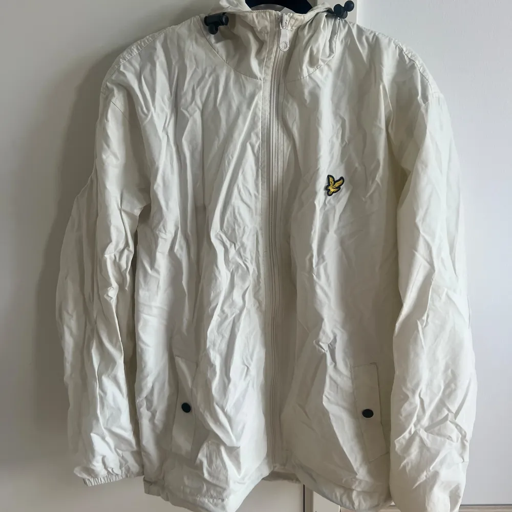 En vit vindjacka från Lyle & Scott i storlek XL (herr). Väldigt bra skick. Säljer för 300kr 👍🏽. Jackor.