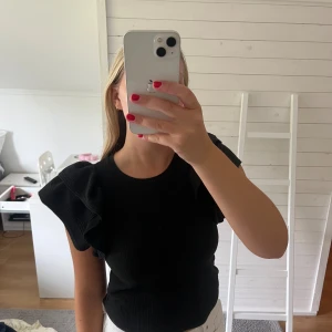 Söt topp - Söt tröja från Zara med volang ärmar💕bra skick