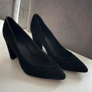 Cobler klackar - Säljer mina cobler klackar då dom blivit försmå och inte längre kommer till användning. Storlek 39. Inköpta för ca 1200 är lite osäker. Säljer för 700kr men pris går att diskutera vid snabb affär. Köpare står för frakten