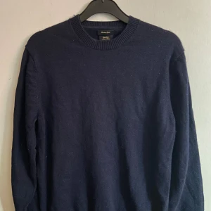 Massimo Dutti Tröja - Säljer min massimo dutti crew neck då jag köpte fel storlek. Den är endast använd 3-4 gånger. Storlek M men passar S mer. Nypris 599kr Bara höra av sig om du har frågor!
