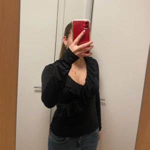 New Yorker tröja - Jättefin tröja från new yorker som tyvärr inte kommer till användning. Endast använd en gång. Storlek M men passar säkert S också.