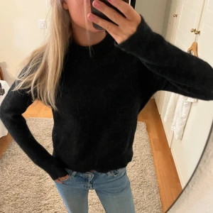 Stickad tröja - Svart stickad tröja från samsoe samsoe. Nypris - 1500kr så fint skick och inte nopprig alls