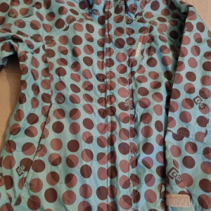 Didrikson vind/regnjacka  - Snygg Didrikson barn jacka storlek 130 saknar luvan , fint skick 