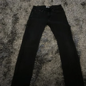 Svarta skinny jeans - Säljer ett par svarta skinny jeans i bra skick. De är tighta och har en låg midja. Perfekta för både vardag och fest!